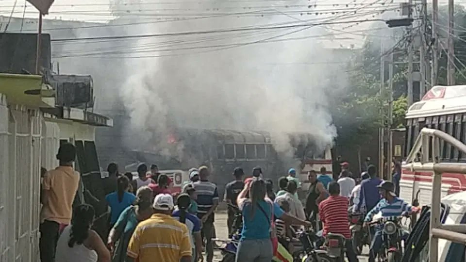 Unidad de transporte público se prendió en candela en Aragua #9Jun (FOTOS)