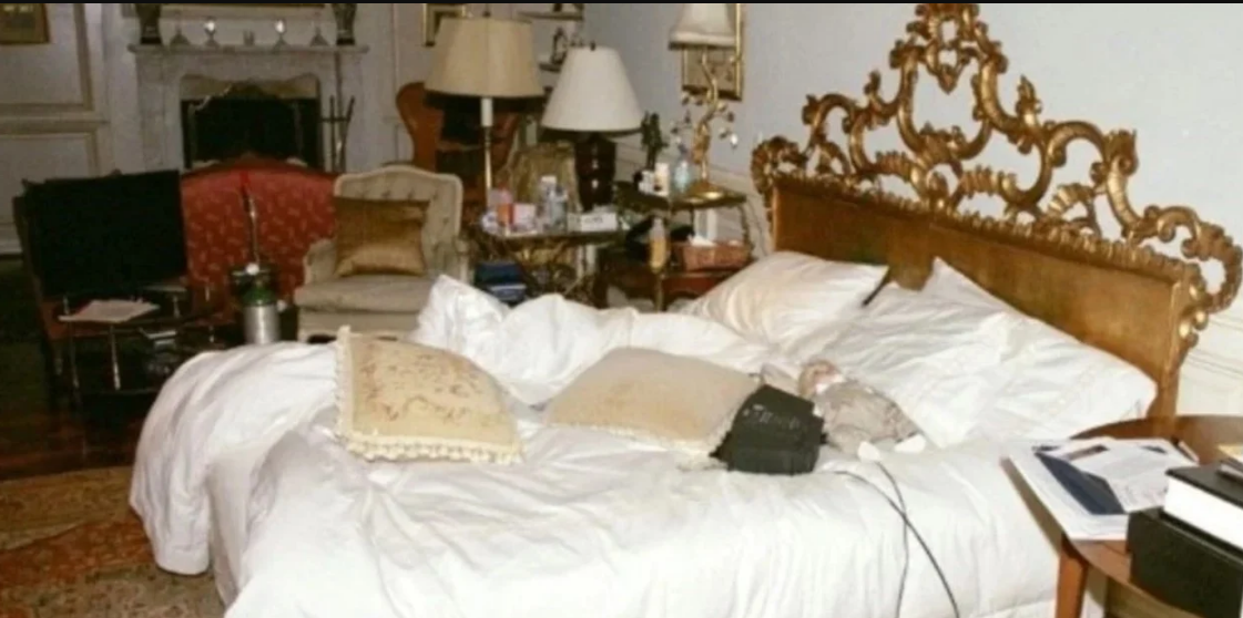 La cama de Michael Jackson cuando murió: drogas, notas extrañas y una muñeca espeluznante