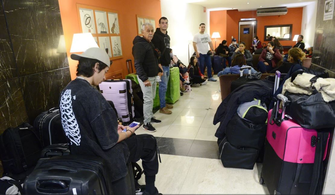 Conviasa dejó en la calle a venezolanos varados en Argentina tras negarse a pagarles habitaciones