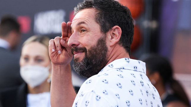 Captaron a Adam Sandler usando bastón para caminar y preocupó a sus seguidores (Foto)