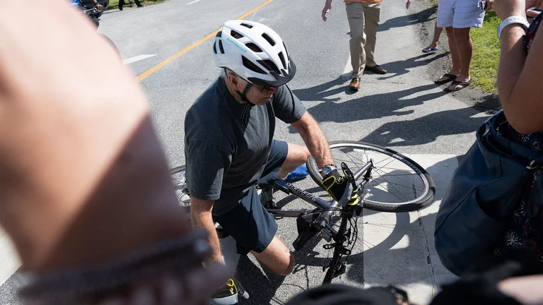 EN VIDEO: Joe Biden se cayó de su bicicleta mientras paseaba por Delaware