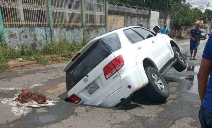 El túnel a China pasando por el centro del planeta comienza con el MEGA HUECO “traga carros” de Ciudad Bolívar (FOTOS)