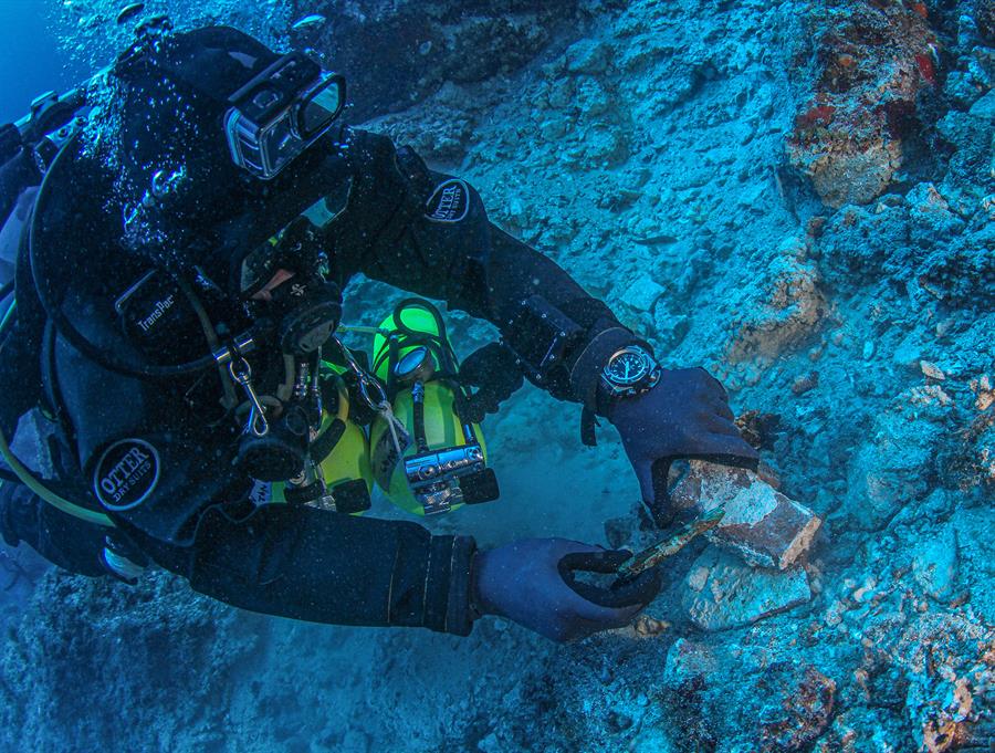 Arqueólogos europeos encuentran una enorme cabeza de mármol en el mar Egeo