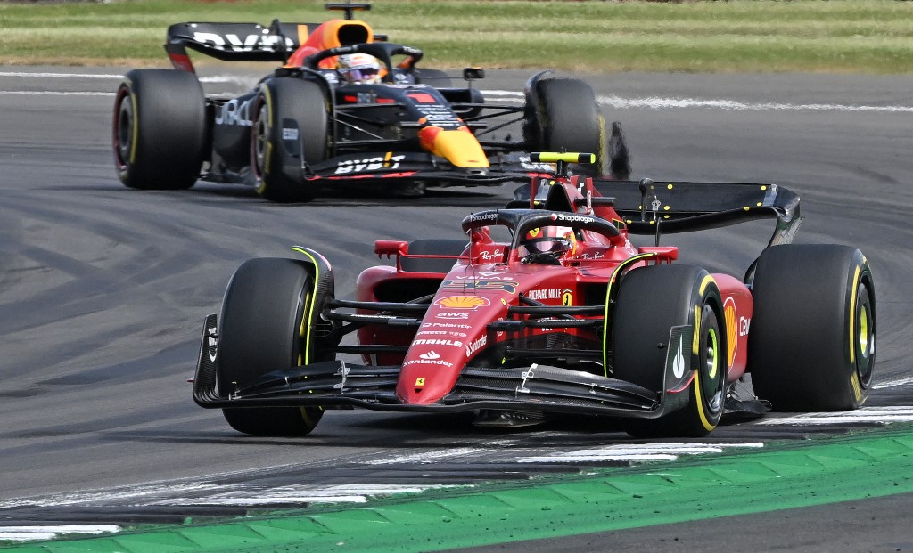 La reacción de un piloto de F1 al que le pidieron firmar una camiseta del Barcelona (Video)