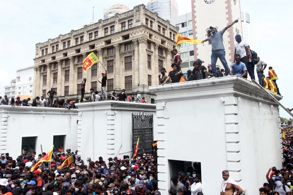 Impactante video en Sri Lanka: miles de manifestantes asaltaron la residencia del Presidente