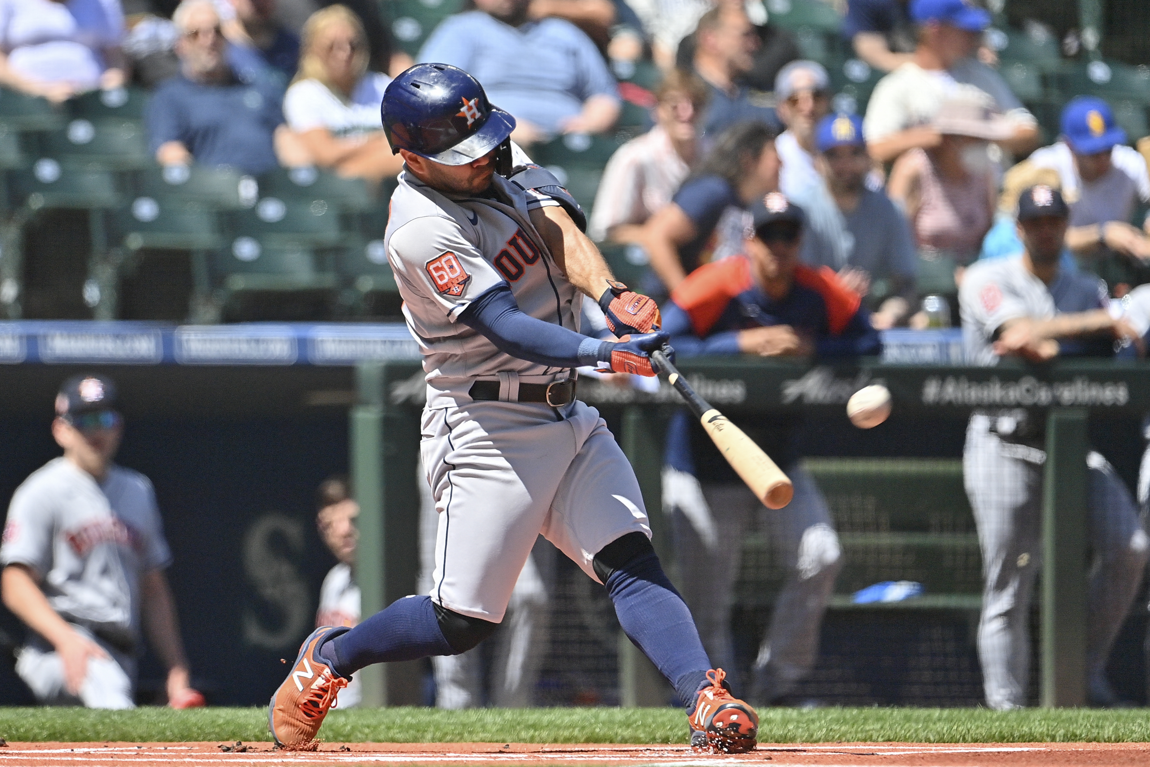 José Altuve persigue dos marcas de hits de Miguel Cabrera y Pete Rose