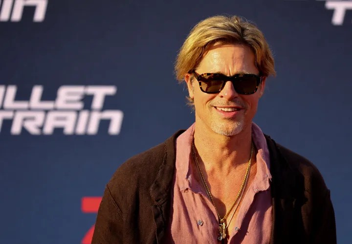 Brad Pitt impacta con su vestuario en alfombra roja en Berlín (FOTOS)