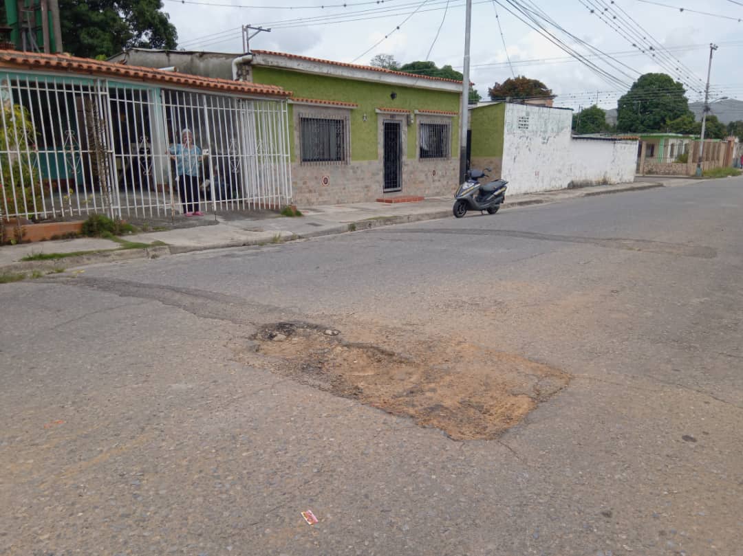 El reto de conducir por las calles de Bejuma y que se te dañe el carro en el intento