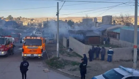 Devastador: una mujer quiso rescatar a sus dos hijos de un incendio y los tres fallecieron abrazados