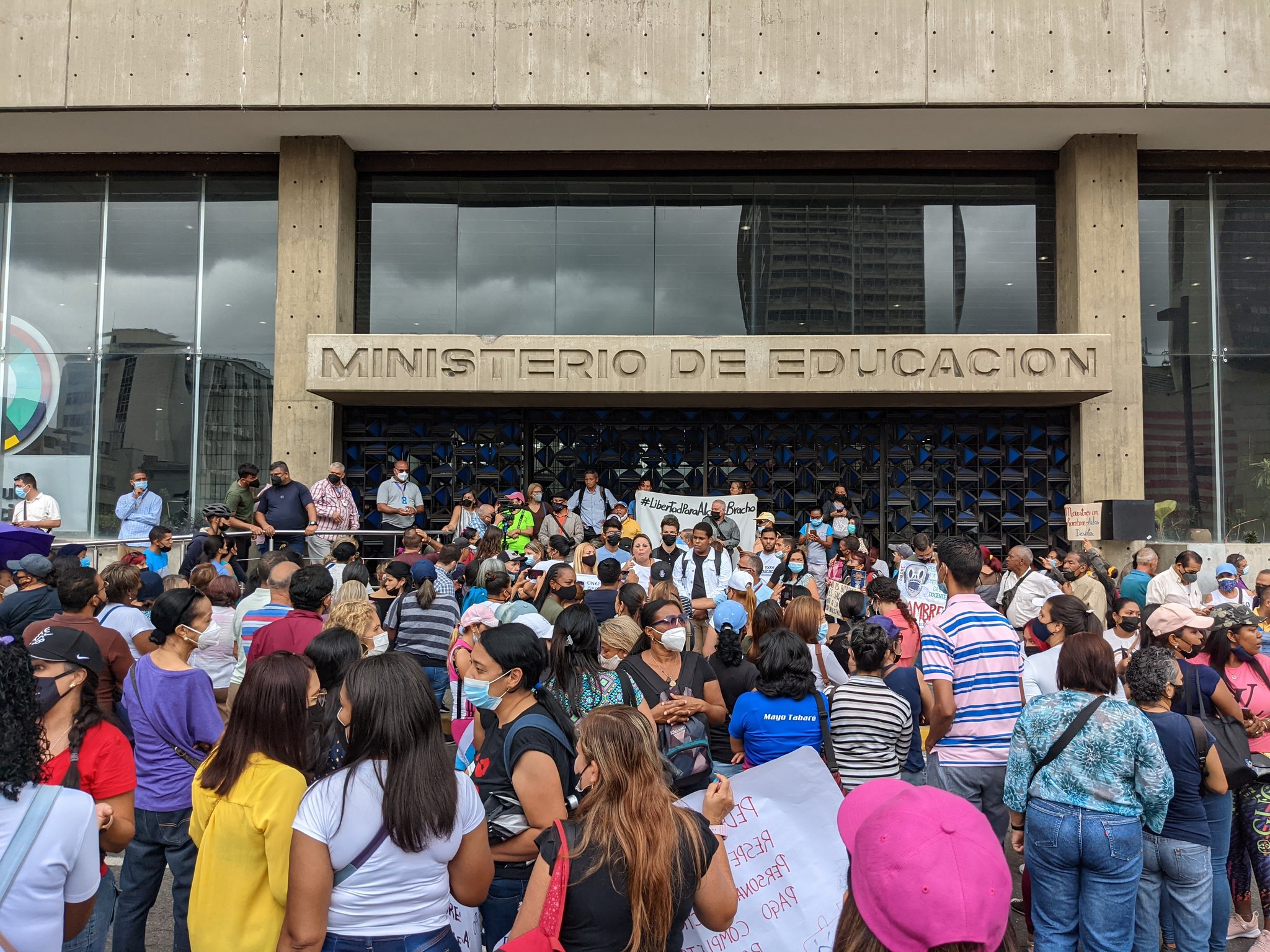 Docentes venezolanos persisten en las calles exigiendo mejoras salariales (VIDEOS)