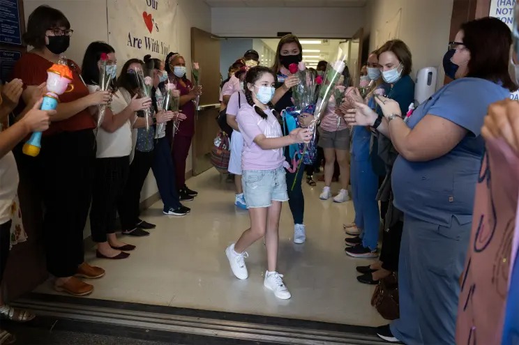 Dan de alta hospitalaria a la última víctima del tiroteo en la escuela de Uvalde