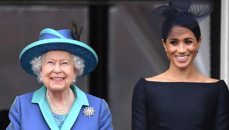 Un ataque de Isabel II a Meghan Markle se vuelve una popular franela en Reino Unido