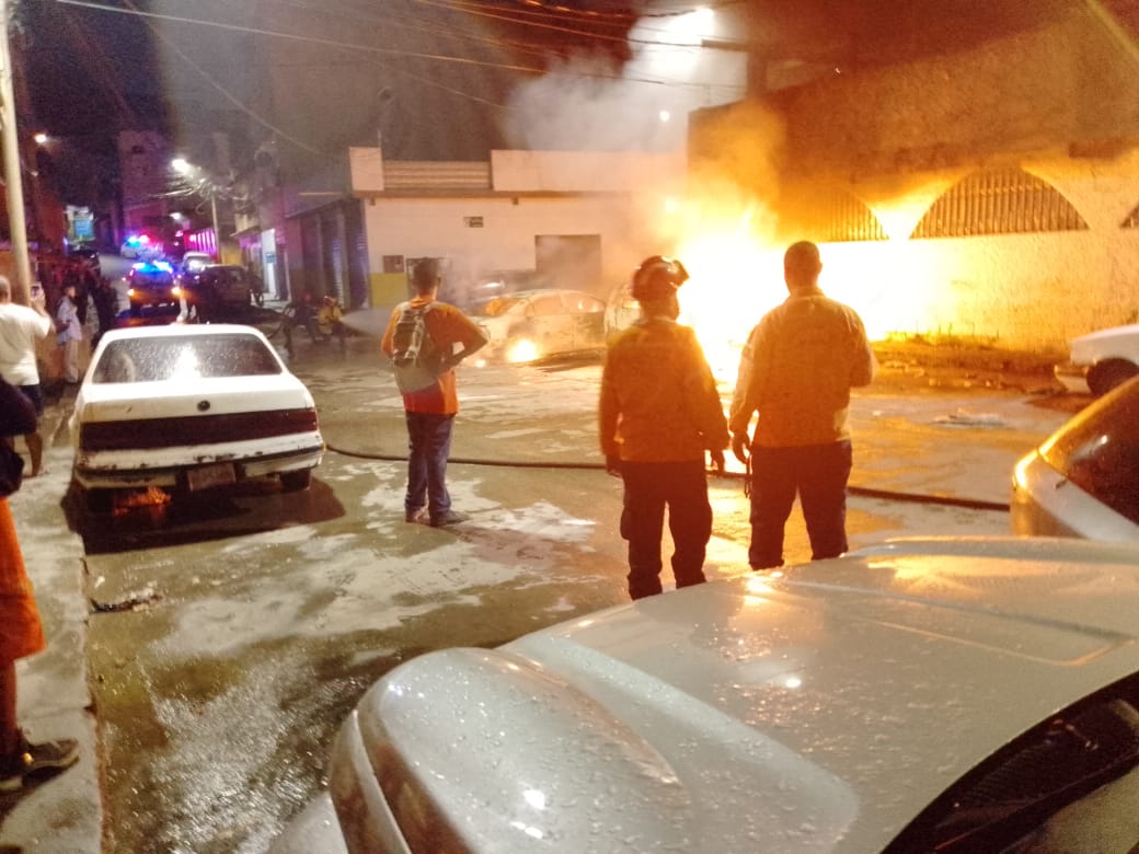 Tres vehículos se prendieron en candela estacionados en una calle de Baruta