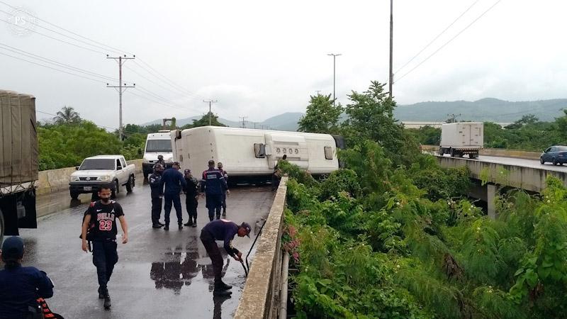 Autobús se volcó en el puente La Victoria de Barcelona y quedó guindando: el conductor cayó al vacío (FOTO)