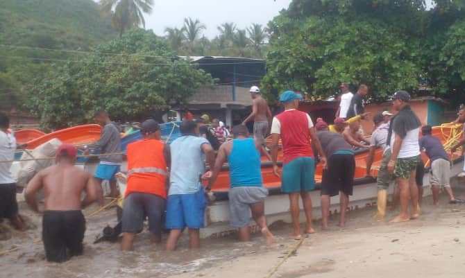 La desesperación de los pescadores de Choroní para salvar sus embarcaciones ante la crecida de los ríos (VIDEO)