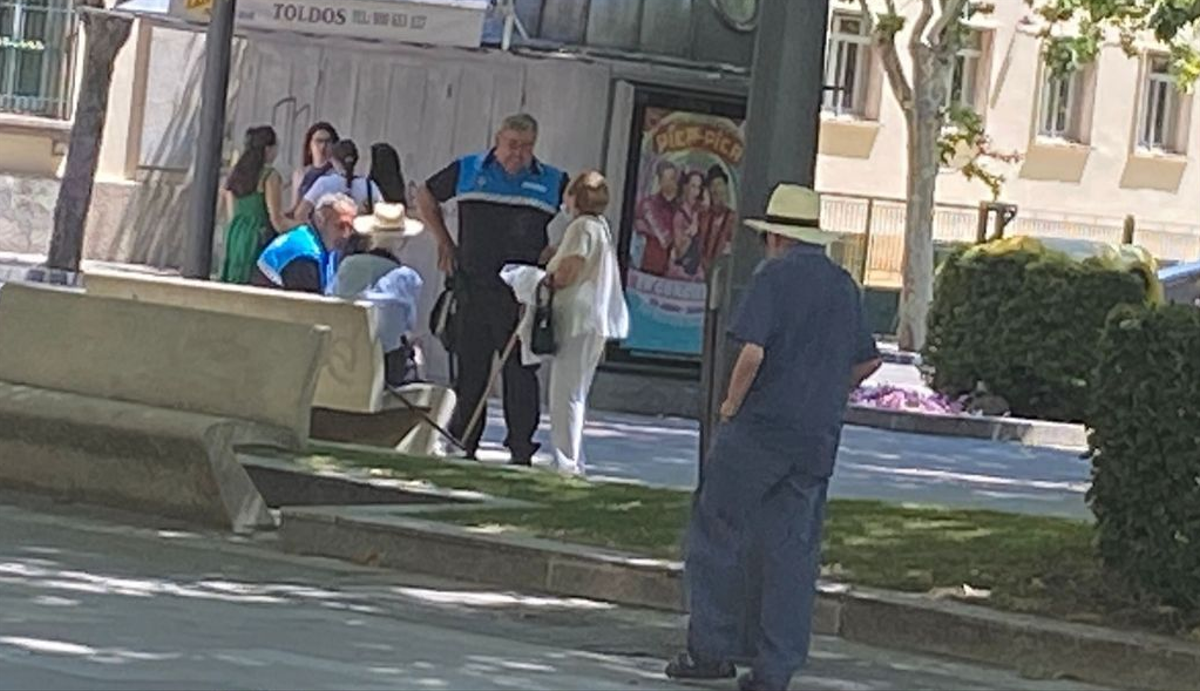 Viejitos gozones desataron su pasión y fueron grabados teniendo sexo oral en una plaza pública de España (VIDEO)