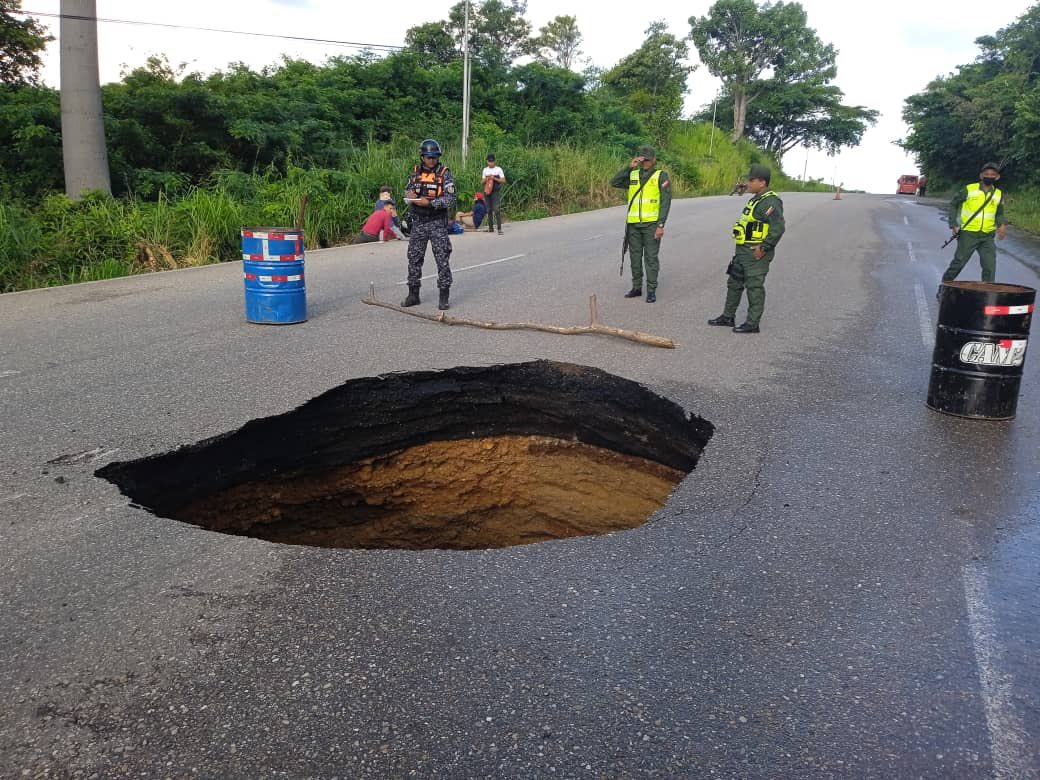 Vías venezolanas deterioradas: Continúa cerrado el paso en la Lara-Zulia por mega cráter #20Jul