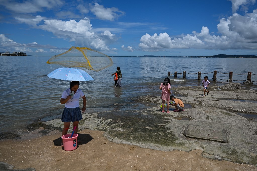 Chinos “despreocupados” en las playas frente a Taiwán (Fotos)