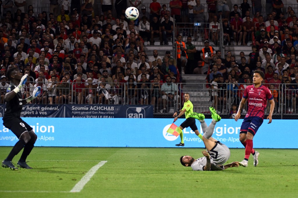 Plástica chilena de Messi coronó primera goleada del PSG en la temporada (Video)