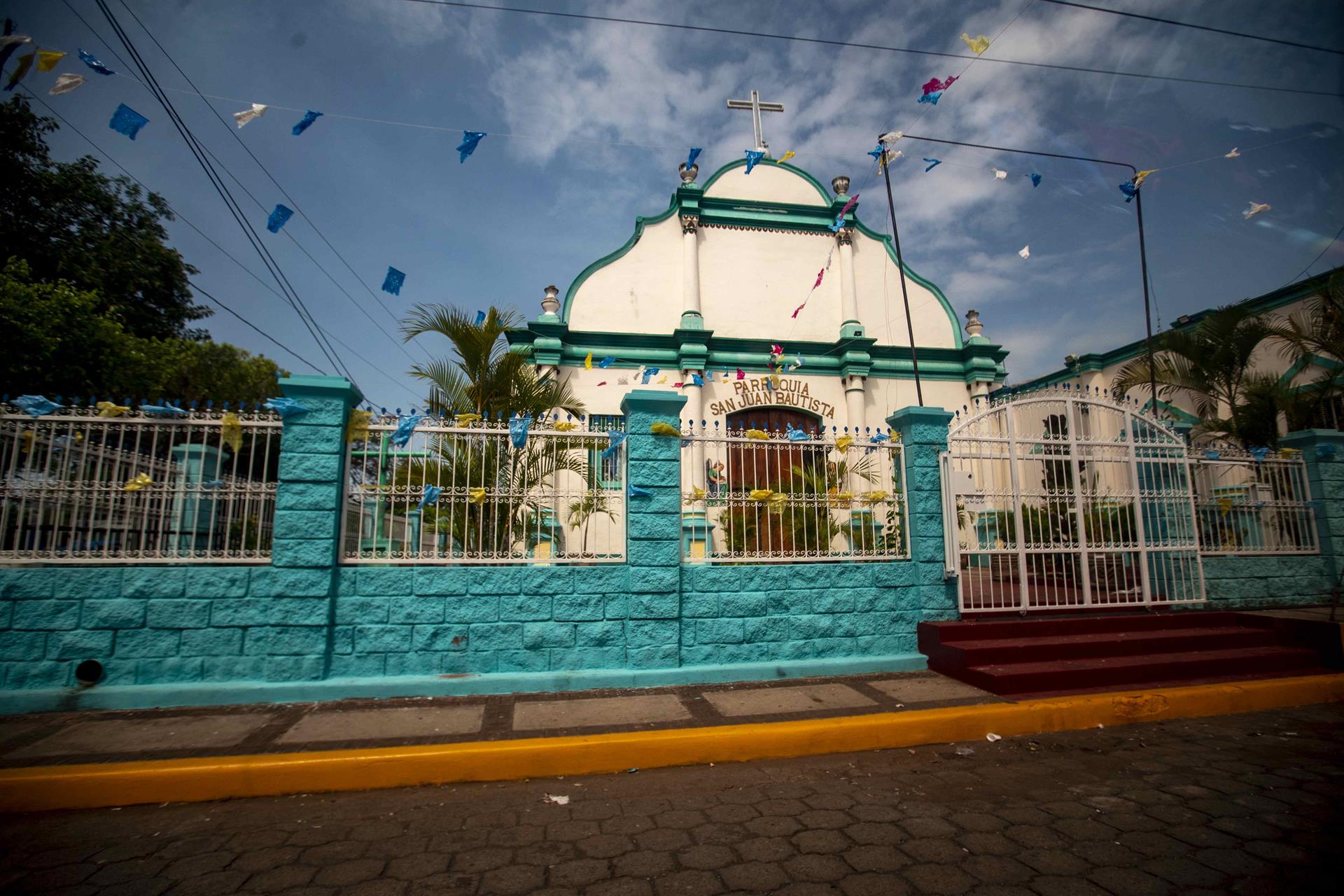 Católicos reciben misa en la calle debido a restricción policial en Nicaragua