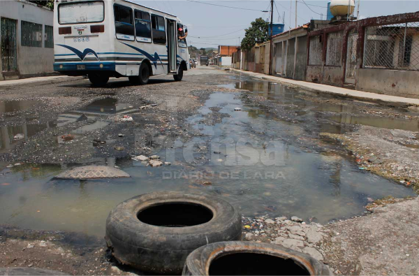 Filtraciones de aguas negras y blancas acaban con las vías de Barquisimeto