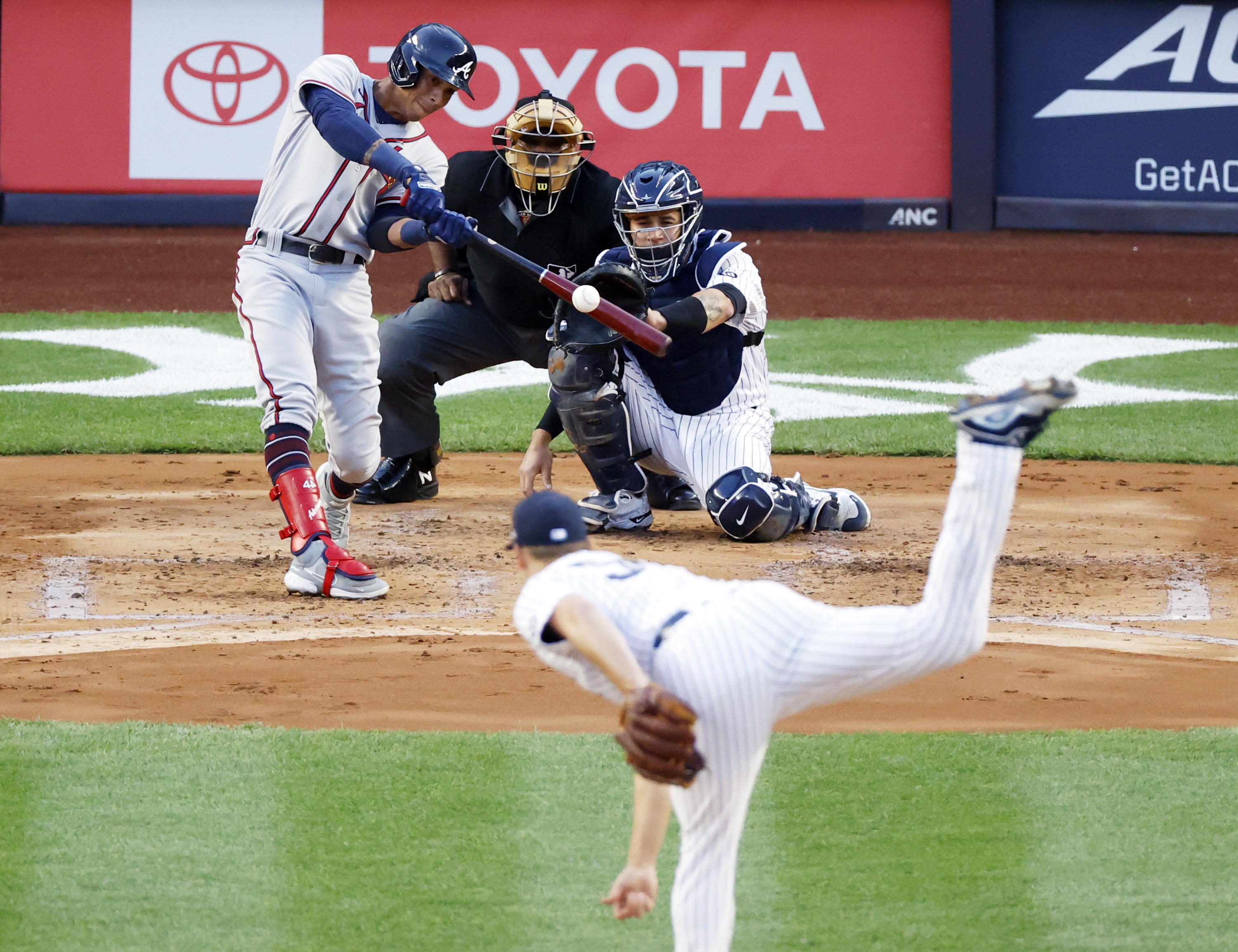 Bravos recuperaron al venezolano Ehire Adrianza tras cambio con los Nacionales