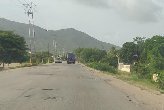 Centenares de huecos hacen intransitable la carretera San Juan Bautista en Margarita