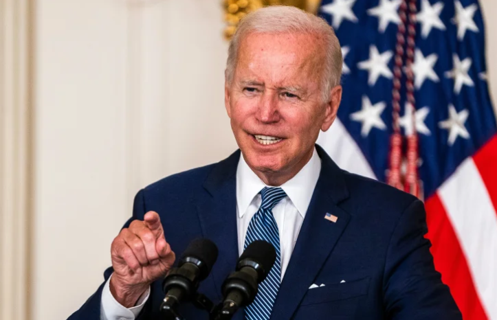 Biden anunciaría su plan para cancelar ciertas deudas estudiantiles (Video)