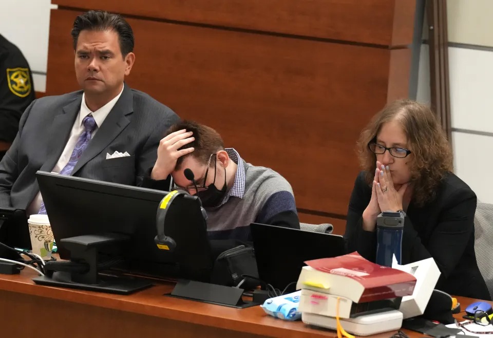 Abogados del autor de la masacre de Parkland lloraron con el testimonio de padres de las víctimas