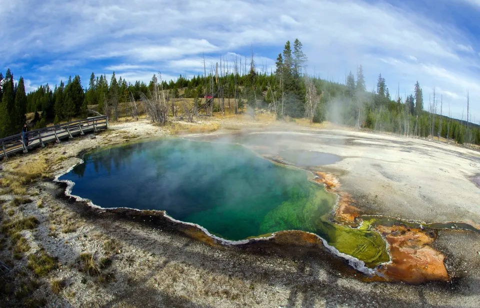 Hallan pie humano dentro de un zapato flotando en aguas termales de Yellowstone