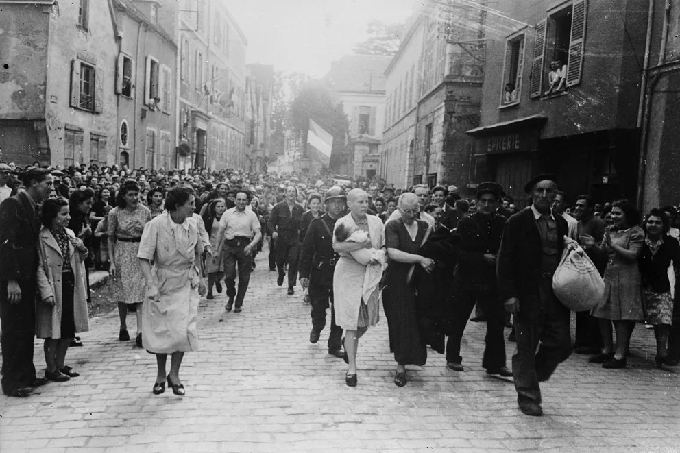 La Liberación de París del horror nazi: desfiles triunfales, mujeres rapadas y ejecuciones sumarias