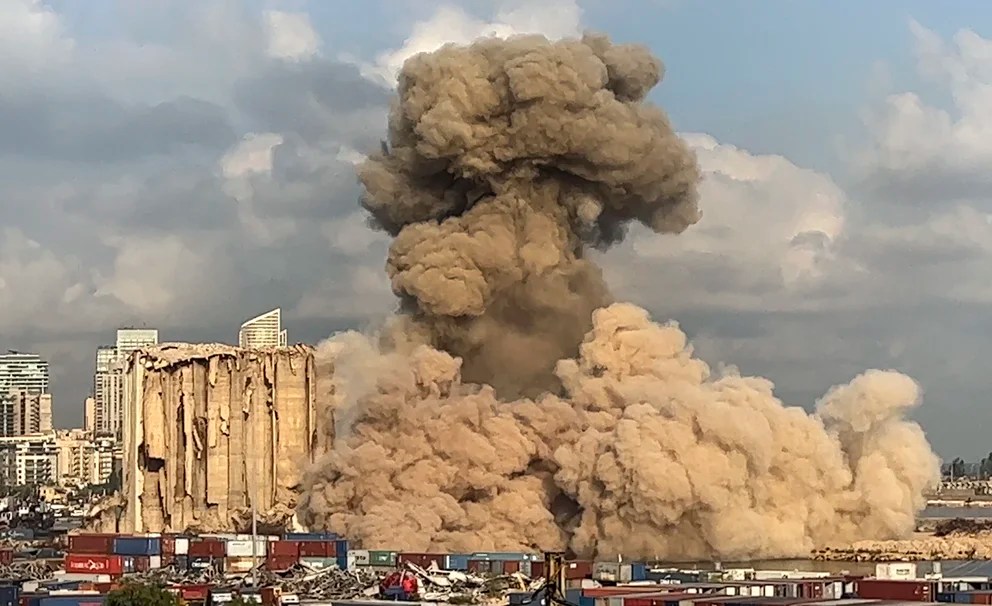 Se derrumbó una nueva parte de los silos del puerto de Beirut