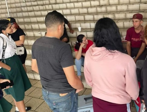 Venezolanos en Panamá recolectaron ayuda para un connacional que atravesó la selva del Darién con su perrita (FOTOS)