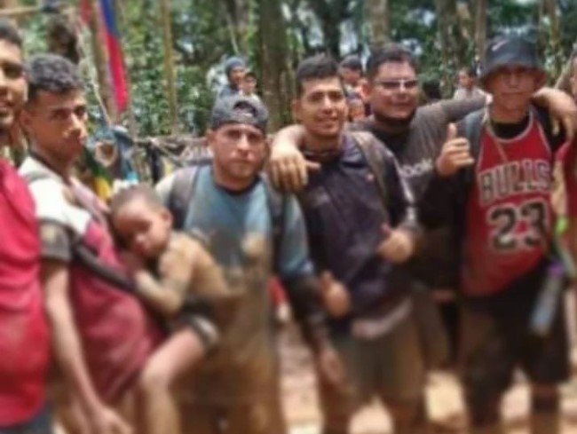 Migrantes venezolanos rescataron a una pequeña niña abandonada en la selva del Darién (FOTO)