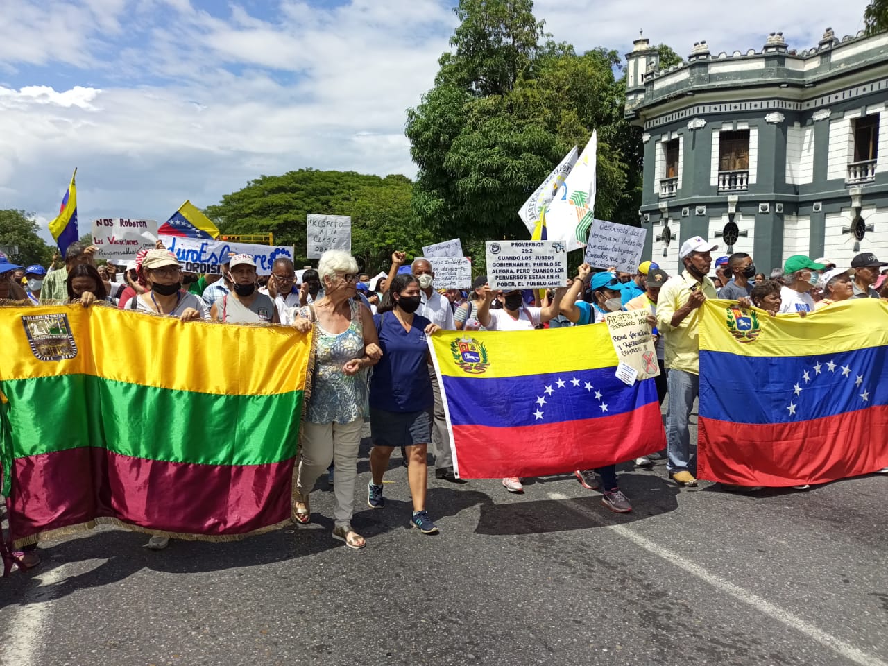 Gobierno chavista de Aragua “quiere tapar el sol con un dedo” bloqueando marcha de los gremios (FOTOS)