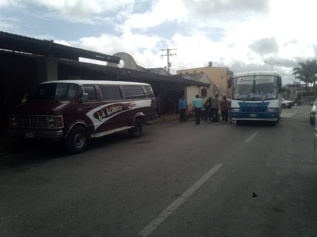 ¡Un calvario! Usuarios se arman de paciencia para trasladarse de Carabobo a Nirgua tras la falta de transporte