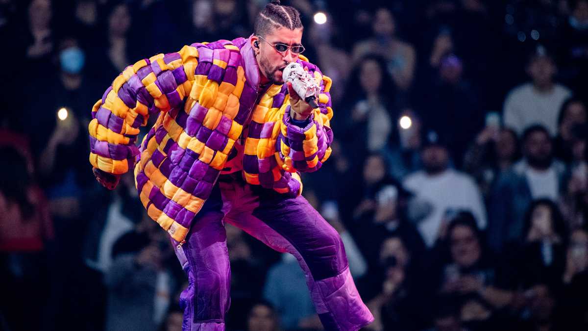 En concierto de Bad Bunny, fanática burló la seguridad, se montó en el escenario y tuvo terrible desenlace (VIDEO)