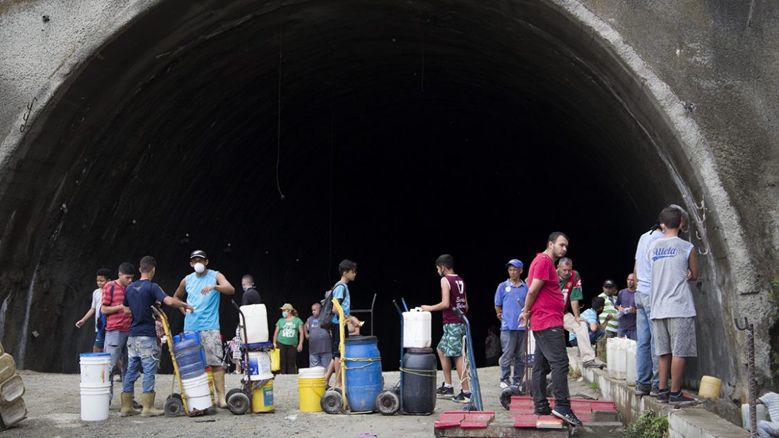 Cargadores de agua “hacen su agosto” en Cotiza tras un mes de fallas por culpa de Hidrocapital