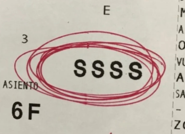 Compró un pasaje de avión y le tocó el misterioso código “SSSS”, algo que nadie quiere ver (VIDEO)