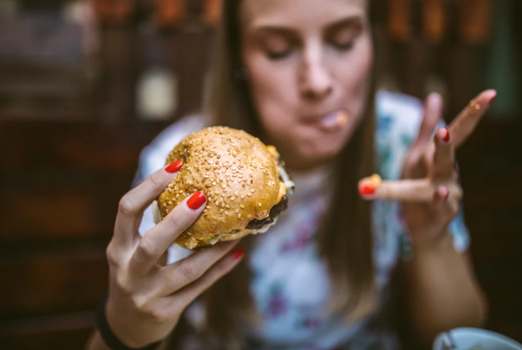 Es experto en hamburguesas y revela el error más común al hacerlas caseras: cuáles ingredientes no debes usar