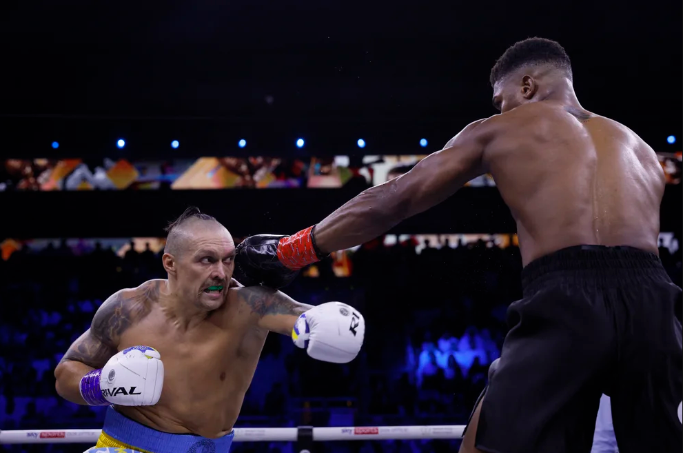 Usyk volvió a derrotar a Joshua, retuvo los títulos mundiales de los pesados y ganó una pelea importante