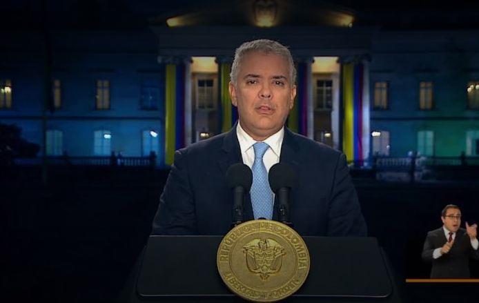 En FOTO : El radical cambio de “look” del expresidente Iván Duque