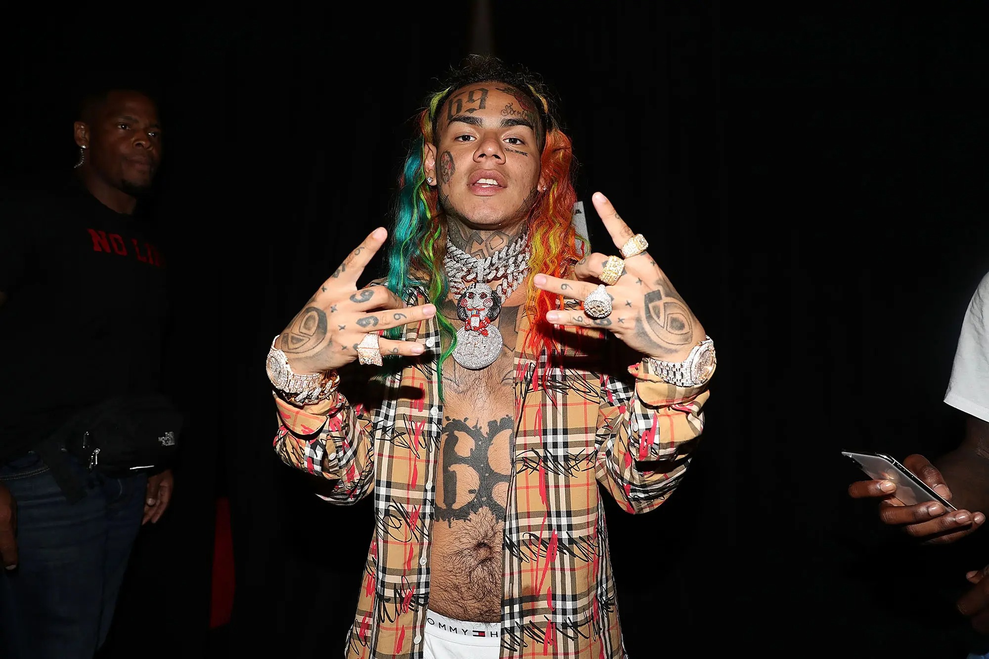 Novia de Tekashi 6ix9ine lo golpeó en un club nocturno de Miami y tuvo que enfrentar severas consecuencias