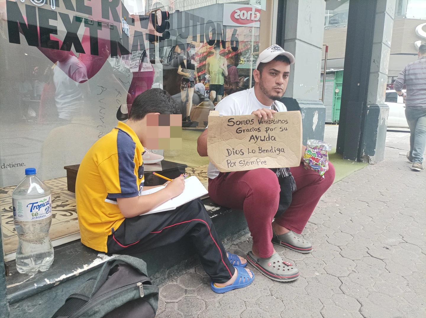 Las terribles historias de los venezolanos que acampan en la capital de Costa Rica