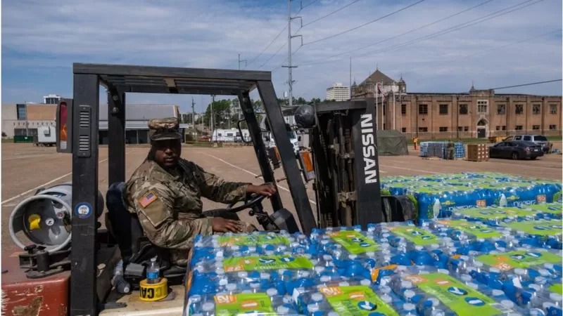 ¿Cómo es posible que una ciudad de 200 mil habitantes en EEUU se haya quedado sin agua potable?