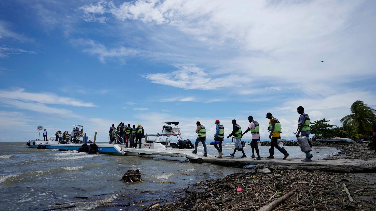 “Hay demasiado gente muerta, no traigan a sus familias”: venezolanos en medio del Darién contaron su trágica travesía (VIDEO)