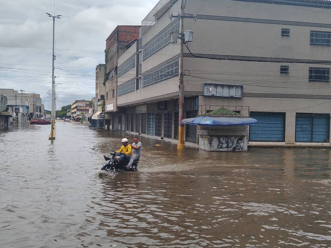 Fuertes lluvias dejaron en evidencia la falta de mantenimiento a los drenajes en Barcelona