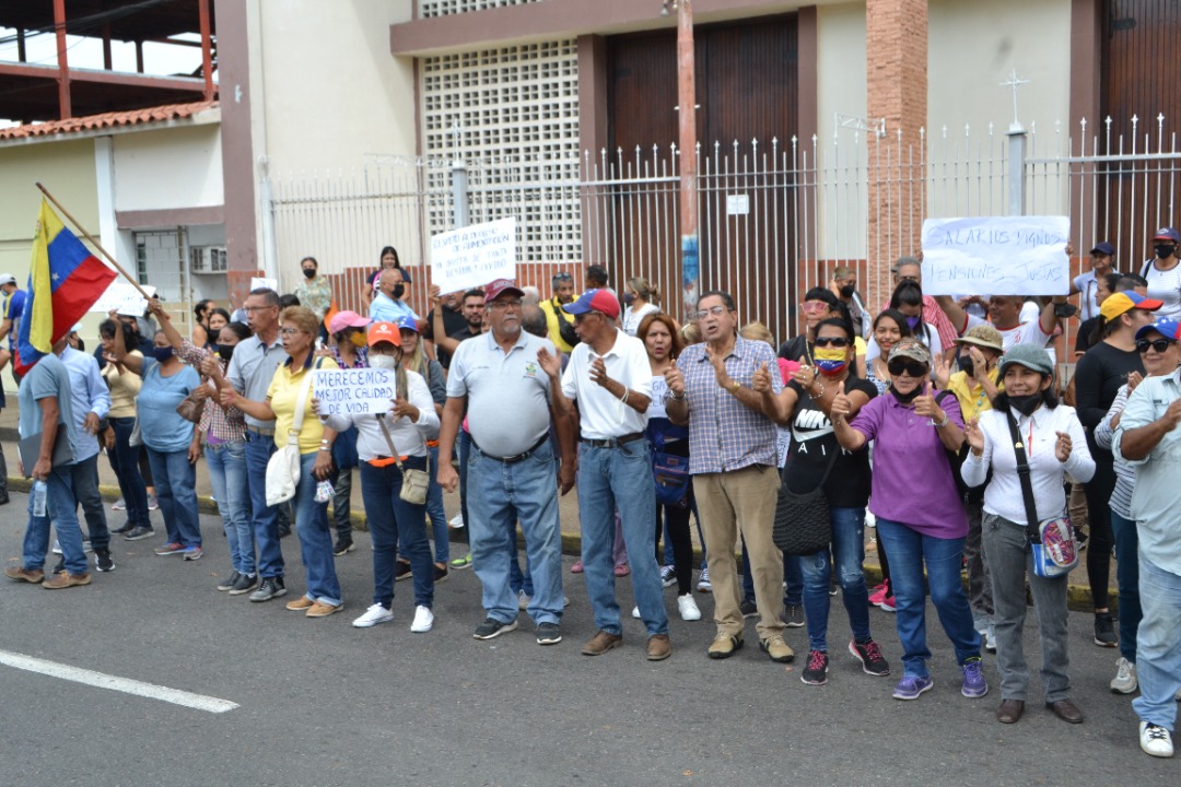 La pelazón chavista la obligó a vender frutas, verduras y ropa vieja: “Aún así no me alcanza la plata”