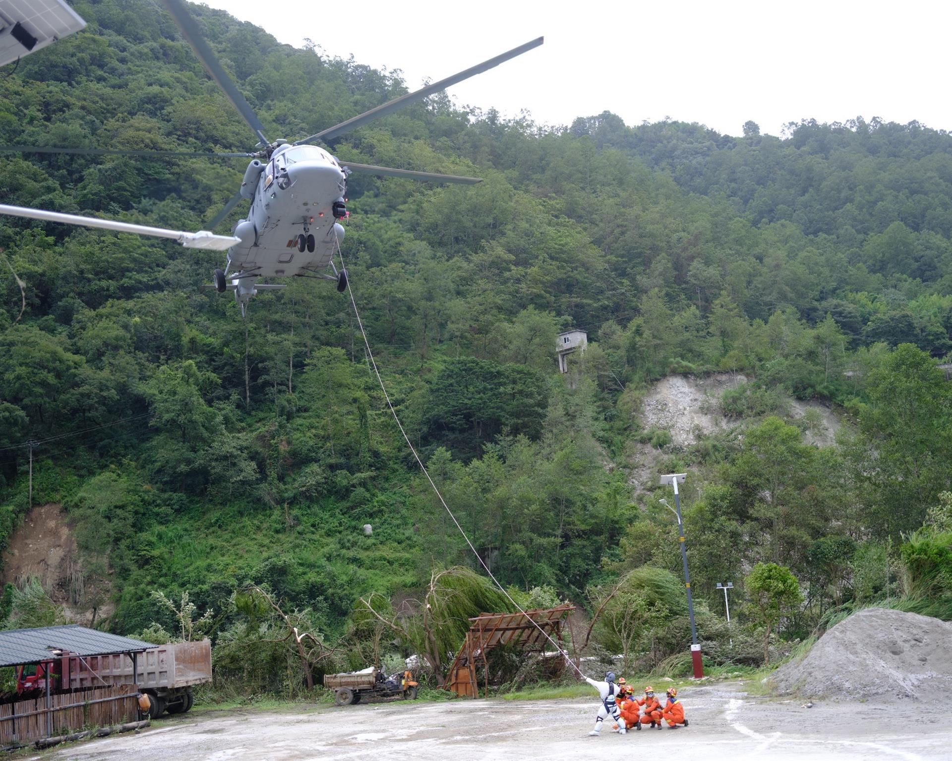 Aumentan a 82 los fallecidos por el terremoto en el centro de China