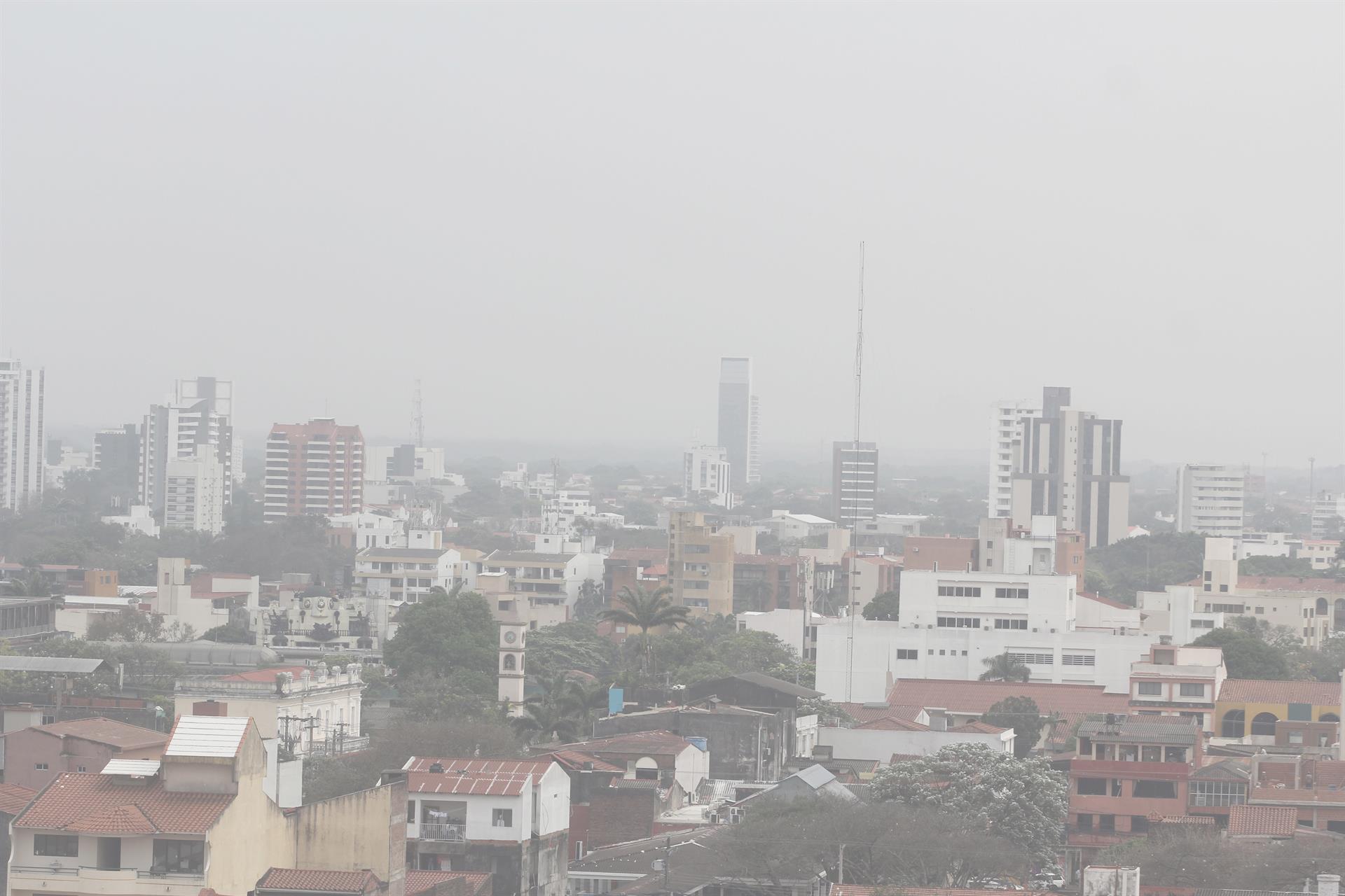 Bomberos trabajan para apagar incendios en dos parques nacionales en Bolivia